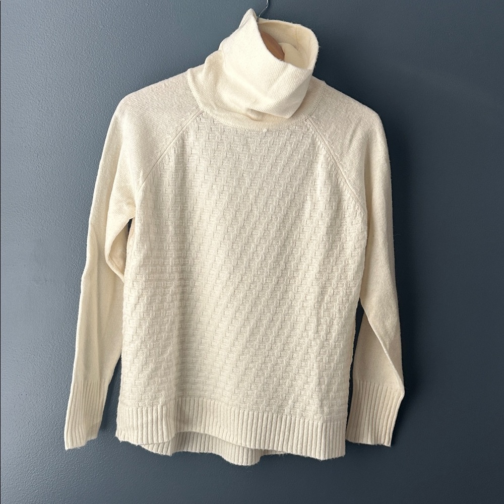 🤍 C&C CALIFORNIA Women's Soft Cream Sweater women’s sweater medium EUC